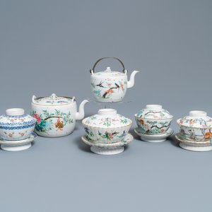 Deux théières et quatre bols couverts sur supports en porcelaine de Chine famille rose, 19ème — photo 1