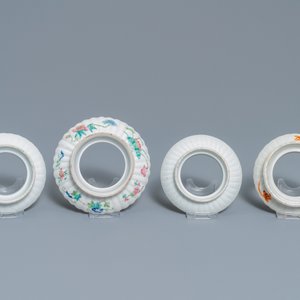 Deux théières et quatre bols couverts sur supports en porcelaine de Chine famille rose, 19ème — photo 11