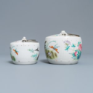 Deux théières et quatre bols couverts sur supports en porcelaine de Chine famille rose, 19ème — photo 15