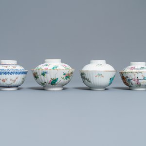 Deux théières et quatre bols couverts sur supports en porcelaine de Chine famille rose, 19ème — photo 2