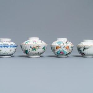 Deux théières et quatre bols couverts sur supports en porcelaine de Chine famille rose, 19ème — photo 5
