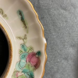 Deux théières et quatre bols couverts sur supports en porcelaine de Chine famille rose, 19ème — photo 18