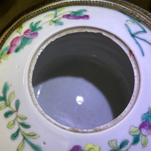 Deux théières et quatre bols couverts sur supports en porcelaine de Chine famille rose, 19ème — photo 37