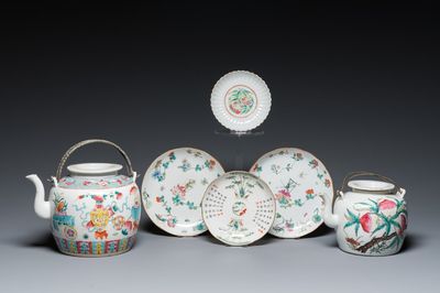 Deux théières et quatre coupes en porcelaine de Chine famille rose, 19ème
