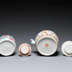 Deux théières et quatre coupes en porcelaine de Chine famille rose, 19ème — photo 9