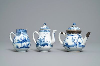 Deux théières et un cremier en porcelaine de Chine en bleu et blanc, Yongzheng
