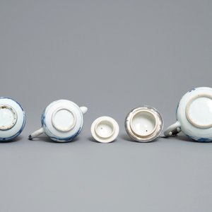 Deux théières et un cremier en porcelaine de Chine en bleu et blanc, Yongzheng — photo 7