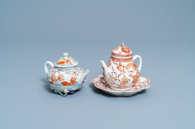 Deux théières et un support en porcelaine de Chine en rouge de fer et doré, Kangxi/Yongzheng