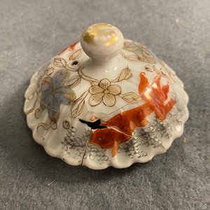 Deux théières et un support en porcelaine de Chine en rouge de fer et doré, Kangxi/Yongzheng — photo 14
