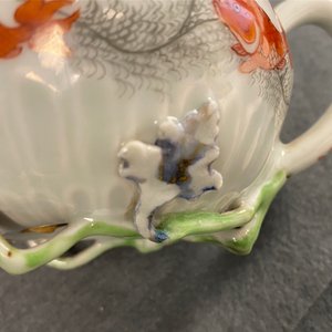 Deux théières et un support en porcelaine de Chine en rouge de fer et doré, Kangxi/Yongzheng — photo 19