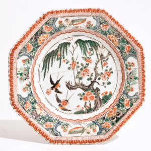 Deux théières et une assiette octogonale en porcelaine de Chine famille verte, Kangxi et après — photo 2