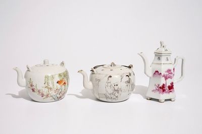 Deux théières et une verseuse à vin en porcelaine de Chine qianjiang cai, 19/20ème