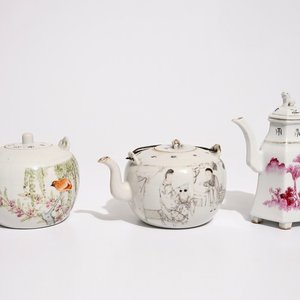 Deux théières et une verseuse à vin en porcelaine de Chine qianjiang cai, 19/20ème — photo 1
