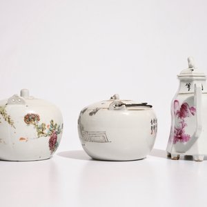 Deux théières et une verseuse à vin en porcelaine de Chine qianjiang cai, 19/20ème — photo 4
