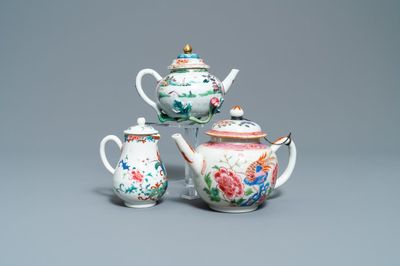 Deux théières et une verseuse couverte en porcelaine de Chine famille, Yongzheng/Qianlong