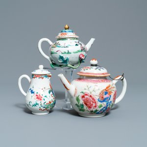 Deux théières et une verseuse couverte en porcelaine de Chine famille, Yongzheng/Qianlong — photo 1