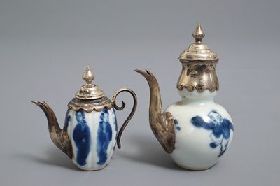 Deux théières miniatures en porcelaine de Chine bleu et blanc aux montures en argent, Kangxi