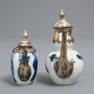 Deux théières miniatures en porcelaine de Chine bleu et blanc aux montures en argent, Kangxi — photo 3