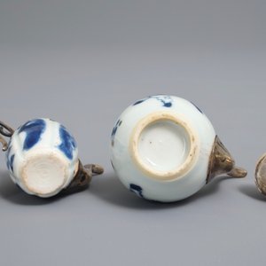 Deux théières miniatures en porcelaine de Chine bleu et blanc aux montures en argent, Kangxi — photo 7