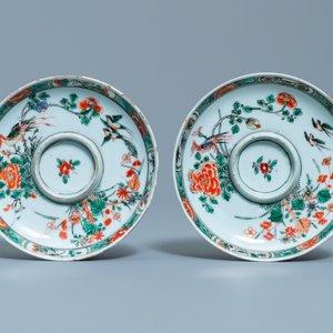 Deux trembleuses, une théière et une assiette en porcelaine de Chine famille verte, Kangxi — photo 2