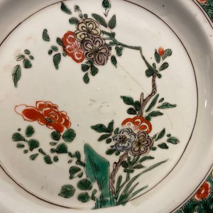 Deux trembleuses, une théière et une assiette en porcelaine de Chine famille verte, Kangxi — photo 21