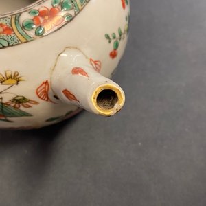 Deux trembleuses, une théière et une assiette en porcelaine de Chine famille verte, Kangxi — photo 27