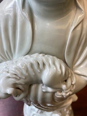 Deux très grandes sculptures de Luohan en porcelaine de Chine en blanc monochrome, Qianlong/Jiaqing — photo 20