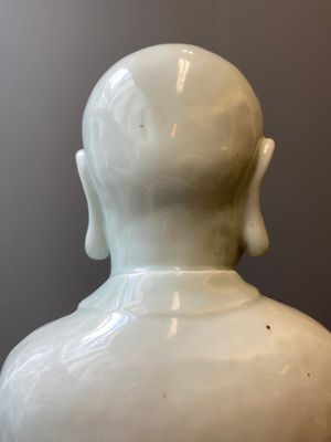Deux très grandes sculptures de Luohan en porcelaine de Chine en blanc monochrome, Qianlong/Jiaqing — photo 23