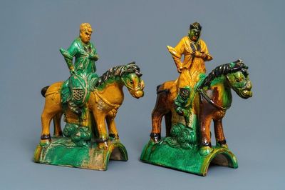 Deux tuiles faitières émaillées jaune et vert en forme de cavaliers, Ming