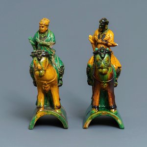 Deux tuiles faitières émaillées jaune et vert en forme de cavaliers, Ming — photo 3