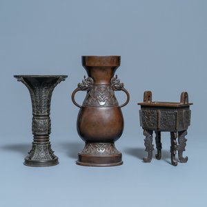 Deux vases archaïques et un brûle-parfum en bronze, Chine, 18/19ème — photo 1