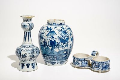Deux vases aux décors de chinoiserie et un porte-huilier en faïence de Delft bleu et blanc, 17/18ème