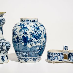 Deux vases aux décors de chinoiserie et un porte-huilier en faïence de Delft bleu et blanc, 17/18ème — photo 2