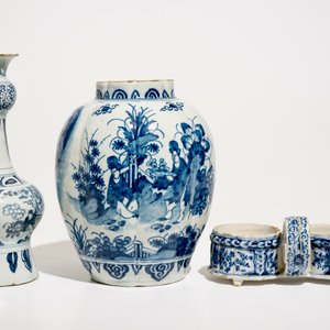 Deux vases aux décors de chinoiserie et un porte-huilier en faïence de Delft bleu et blanc, 17/18ème — photo 4