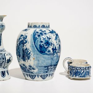 Deux vases aux décors de chinoiserie et un porte-huilier en faïence de Delft bleu et blanc, 17/18ème — photo 5