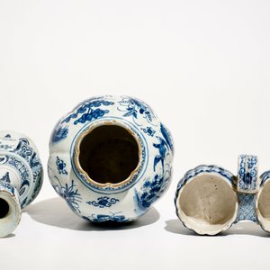 Deux vases aux décors de chinoiserie et un porte-huilier en faïence de Delft bleu et blanc, 17/18ème — photo 6
