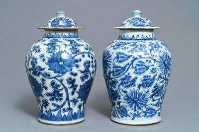 Deux vases couverts en porcelaine de Chine bleu et blanc, Kangxi