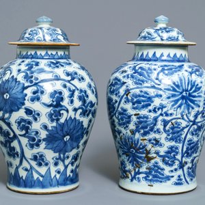 Deux vases couverts en porcelaine de Chine bleu et blanc, Kangxi — photo 2