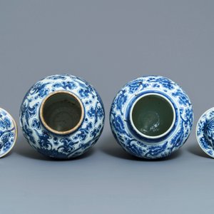 Deux vases couverts en porcelaine de Chine bleu et blanc, Kangxi — photo 5