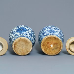 Deux vases couverts en porcelaine de Chine bleu et blanc, Kangxi — photo 6