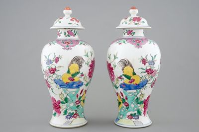 Deux vases couverts en porcelaine de Chine famille rose, 18/19ème