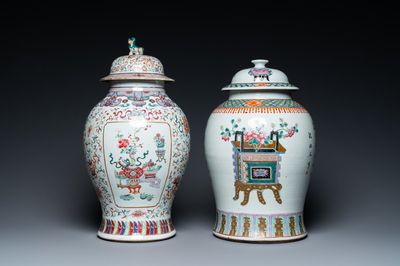 Deux vases couverts en porcelaine de Chine famille rose, 19ème