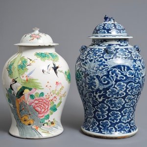 Deux vases couverts en porcelaine de Chine famille rose et bleu et blanc, 19/20ème — photo 1