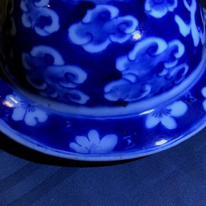 Deux vases couverts en porcelaine de Chine famille rose et bleu et blanc, 19/20ème — photo 12