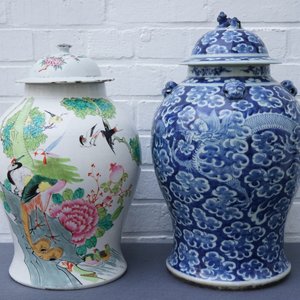 Deux vases couverts en porcelaine de Chine famille rose et bleu et blanc, 19/20ème — photo 7