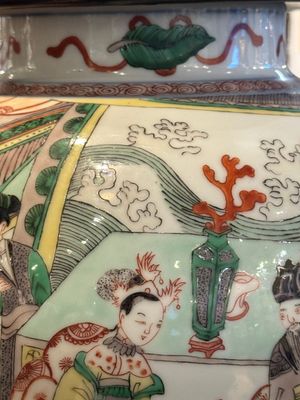 Deux vases couverts en porcelaine de Chine famille verte sur socle en bois, 19ème — photo 11