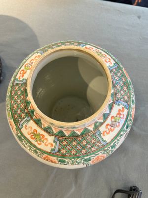 Deux vases couverts en porcelaine de Chine famille verte sur socle en bois, 19ème — photo 19