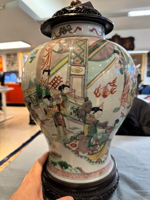 Deux vases couverts en porcelaine de Chine famille verte sur socle en bois, 19ème — photo 2
