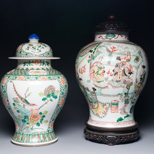 Deux vases couverts en porcelaine de Chine famille verte sur socle en bois, 19ème — photo 1