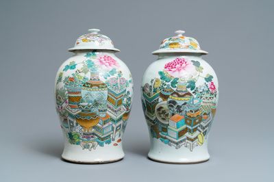Deux vases couverts en porcelaine de Chine qianjiang cai à décor d'antiquités, 19ème